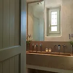 Themonies Luxury Hotell